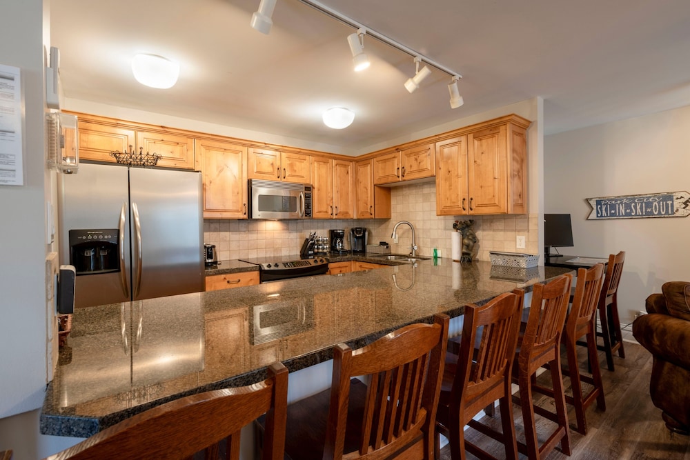 2BR Resort Plaza 5022 Slope-Side Park City Condo, Ideal for Families & Couples