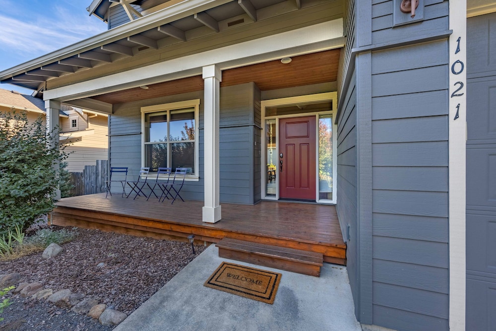 Redtail 30 Day Minimum 3 Bedroom Home by RedAwning