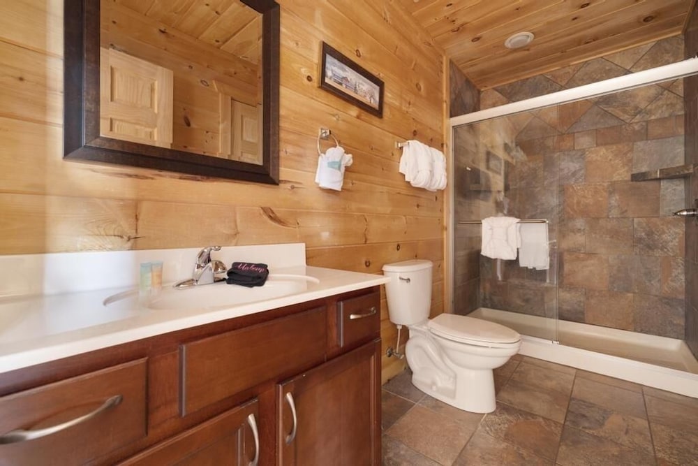 A Peace of Paradise - 3 Bedrooms, 3 Baths, Sleeps 8 Cabin by RedAwning