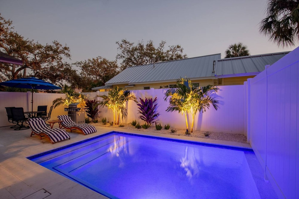 Royal Blue Downtown-gulfport-heated Pool