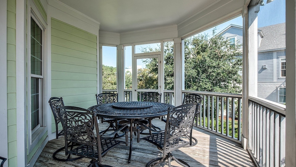 Inviting Beach Retreat With Wonderful Lake Views To Relax And Enjoy 5 Bedroom Home by Peace Vacations