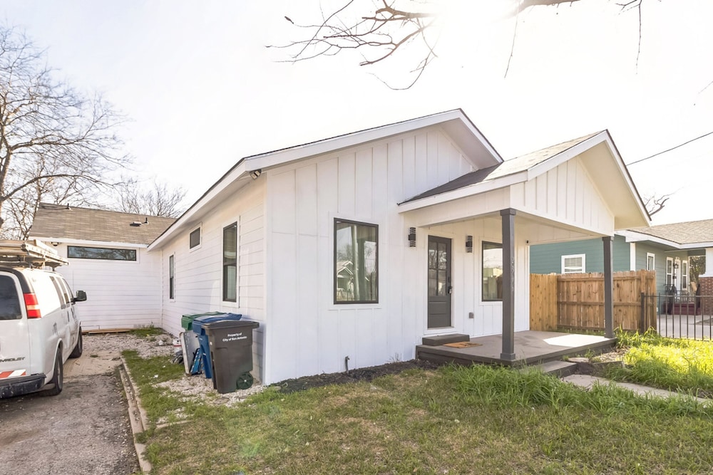 Stylish 4BR Home Mins to Downtown River Walk