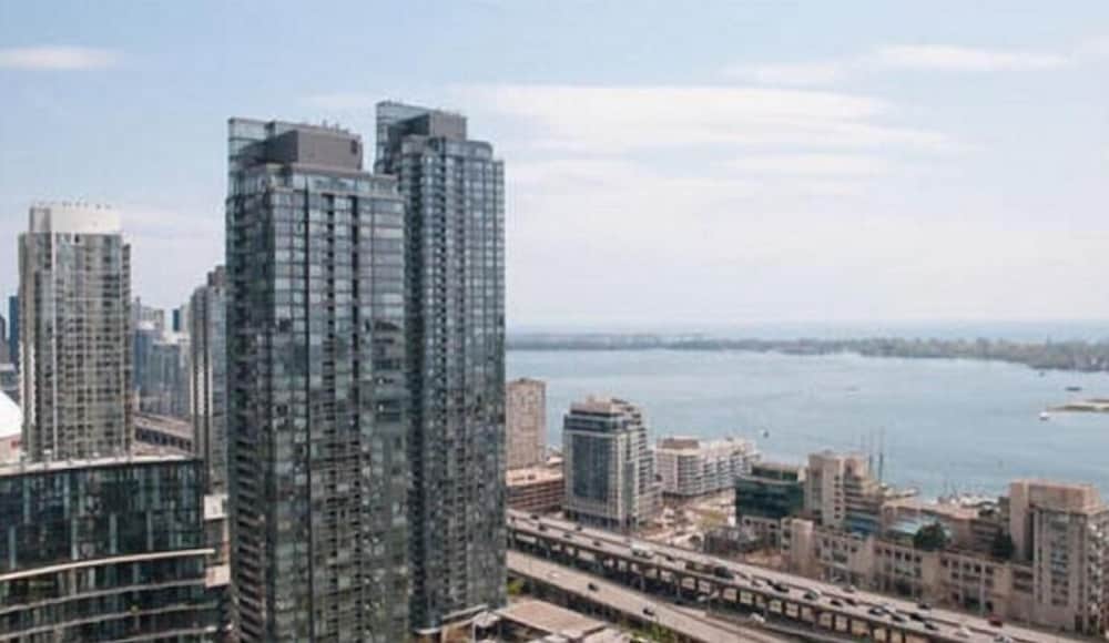 NGE Stays - Downtown Suite Lake View