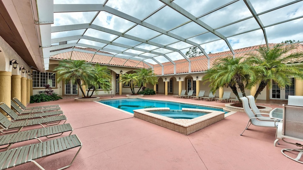 Solterra Vacation Rental: Luxury 3-BR Condo with Lake & Golf Views. Access to Luxury Pool, Hot Tub, and Golf Courses at Lely Resort. Close to Naples Beache