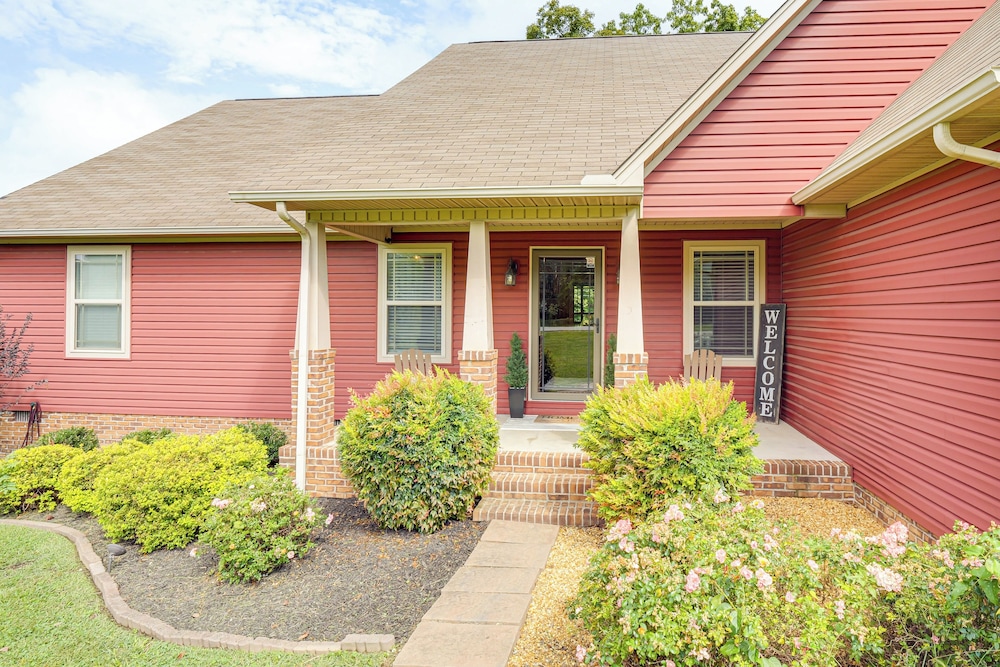 Hot Tub & Scenic Deck! Spacious Cookeville Retreat
