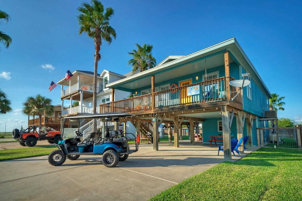 Sleeps 22 2 Homes w/ Private Pool, Game Room, Nature Views 7 BDR Avantstay
