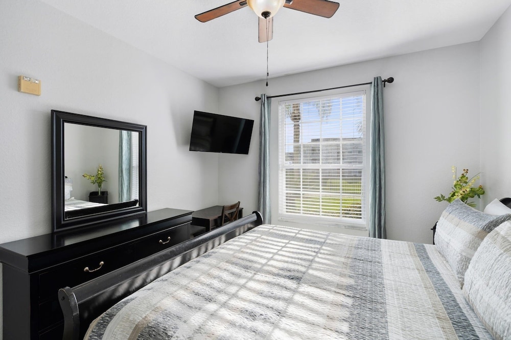 Hakuna Hideaway: 5 Mi To Disney! 1st Floor, Lion King Room & Resort Pool 3 Bedroom Condo