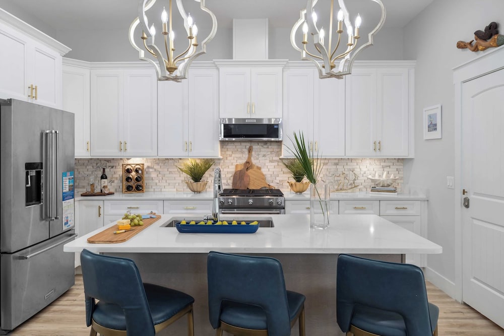 Pool, Patio & Outdoor Dining + Walk to Shore, Pier Park Sanctuary on Sands