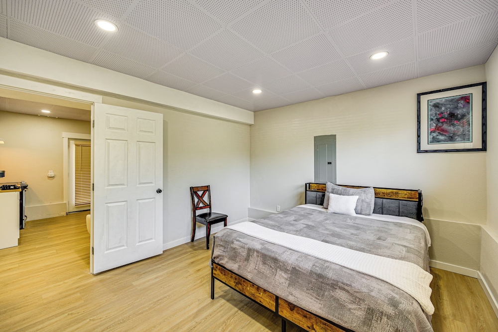 1 Mi to Puget Sound Shores: Modern Des Moines Apt!