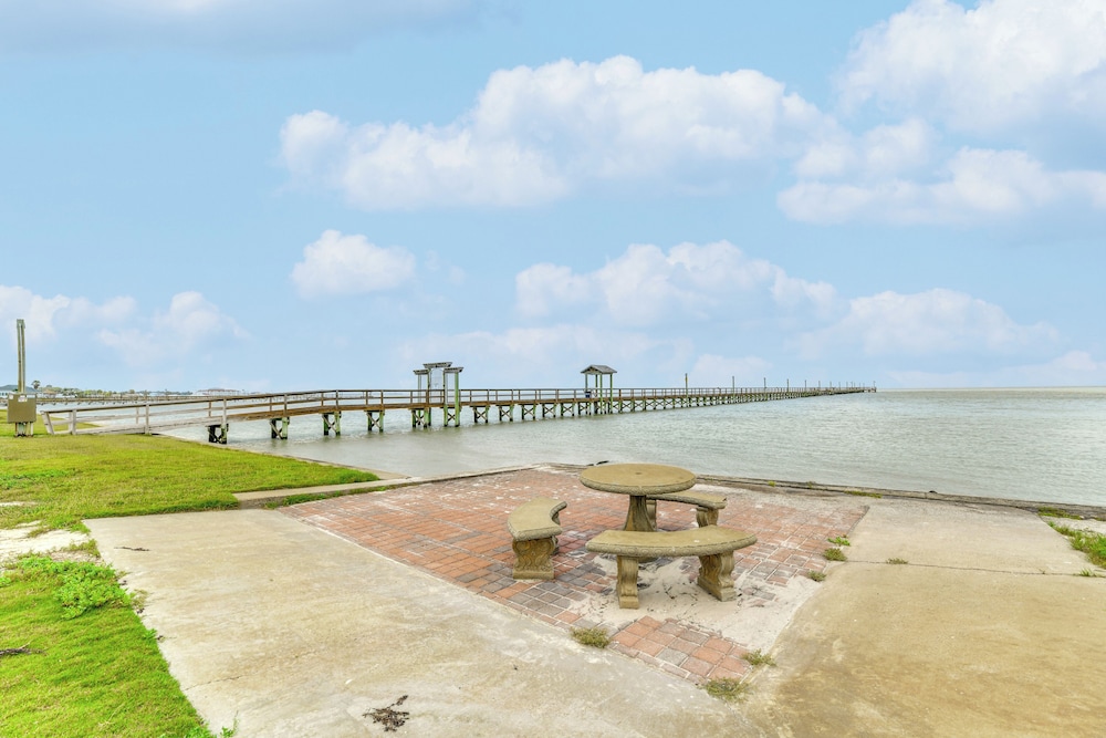Fish & Swim: Waterfront Rockport Condo w/ Views!