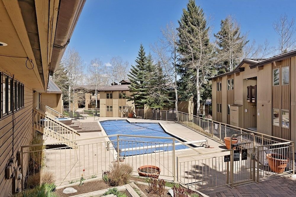 Snowmass 2BR Loft Retreat Deck, Fireplace & Views - 21E
