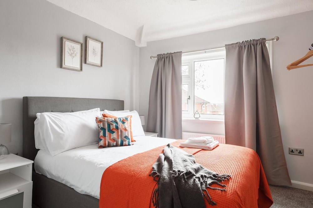 Two-bed House Sleeps 5 With Large Garden & Parking view 4
