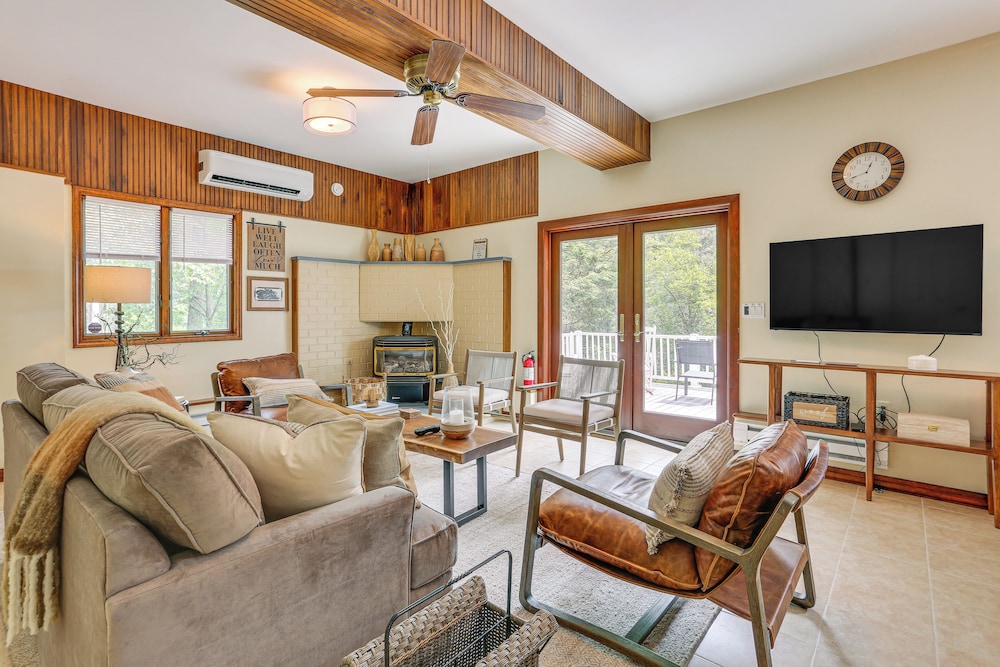 13 Mi to Ski Big Bear: Updated Getaway w/ Deck
