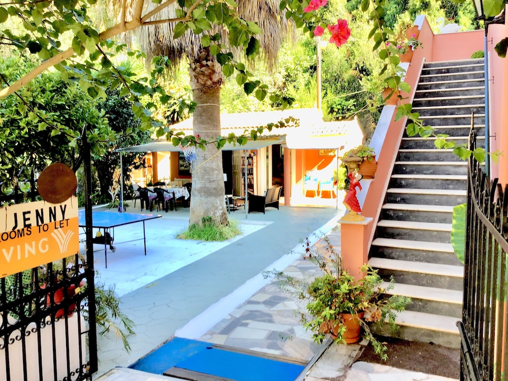 Almyra Apartments & Studios