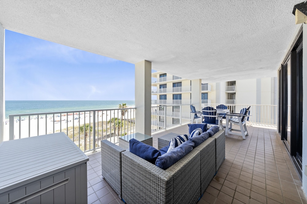 Pelican Pointe by Hosteeva