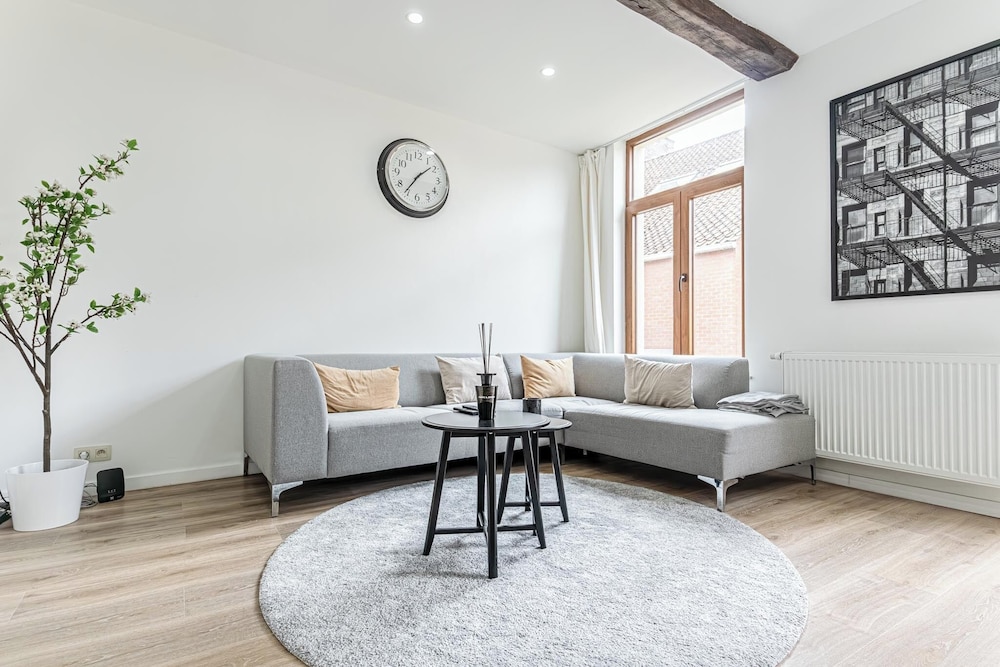Modern 3BR Apt for 6 with Patio Ghent