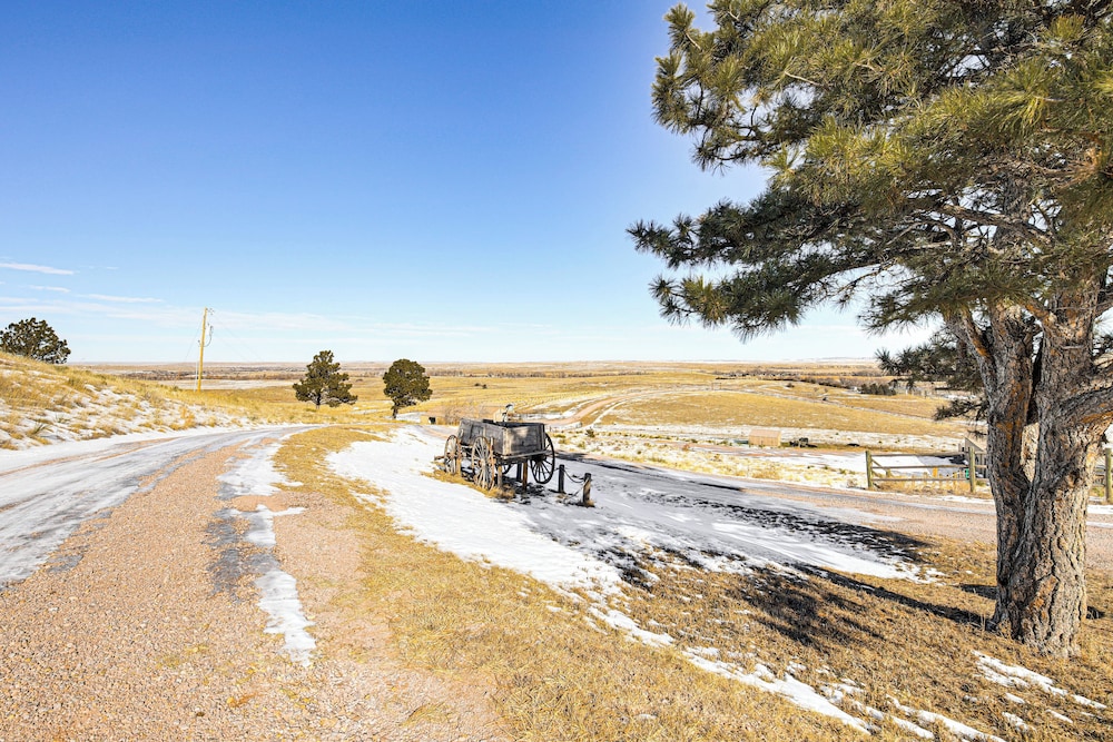 Pine Ridge Cabin on 62 Acres: Hot Tub & Views!