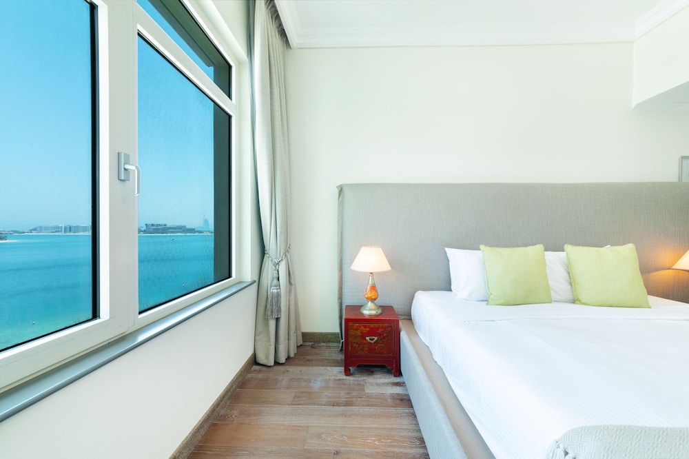 Maison Privee - Beach Access Apt w/ Burj & Sea Views on The Palm