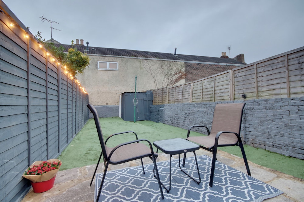 Southsea 4BR Getaway with Private Yard