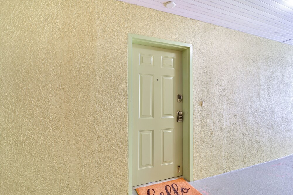 Short Walk to Bay & Ocean: Treasure Island Condo