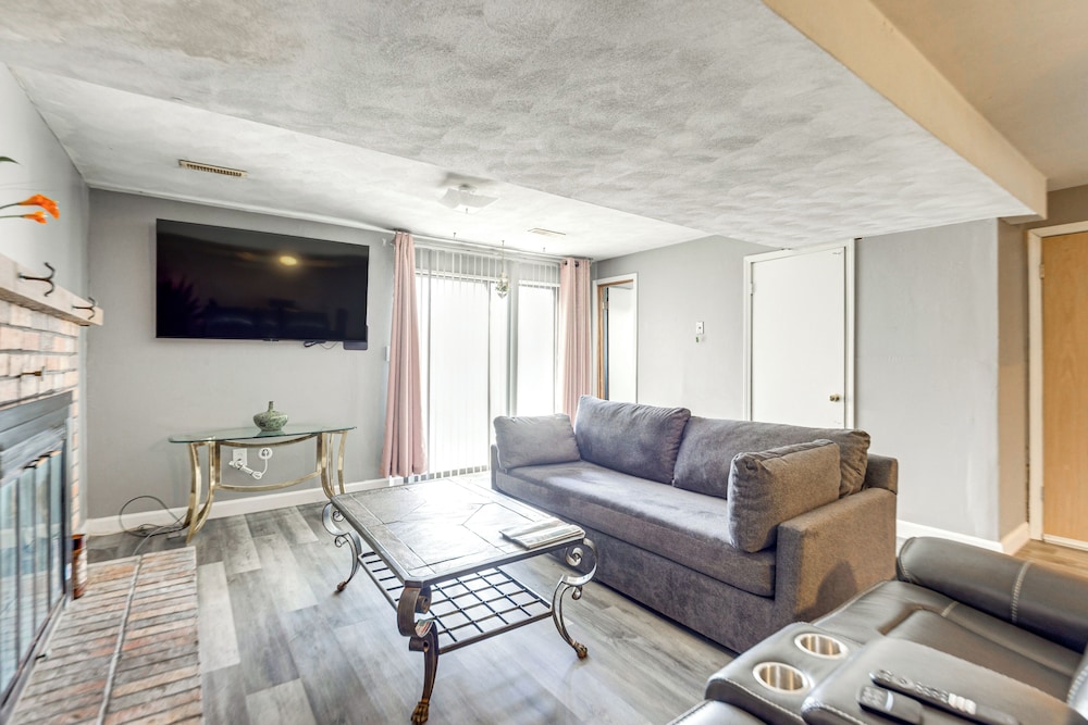 12 Mi to Dtwn St Louis: Family Home w/ Fireplaces!