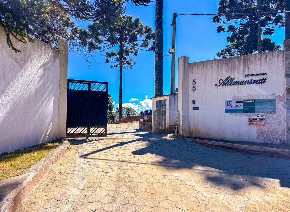 Casa com 4 Su tes Jacuzzi e Lareira Externa