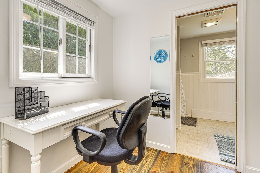3 Mi to Mashpee Commons: Family Home w/ Fireplace