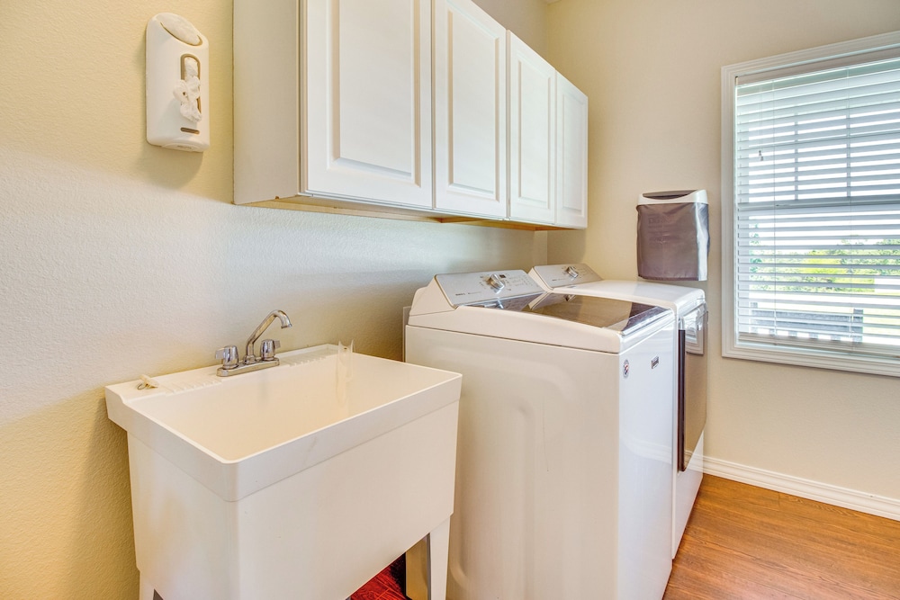 Near Bull Shoals Lake: Spacious Golfer's Getaway!