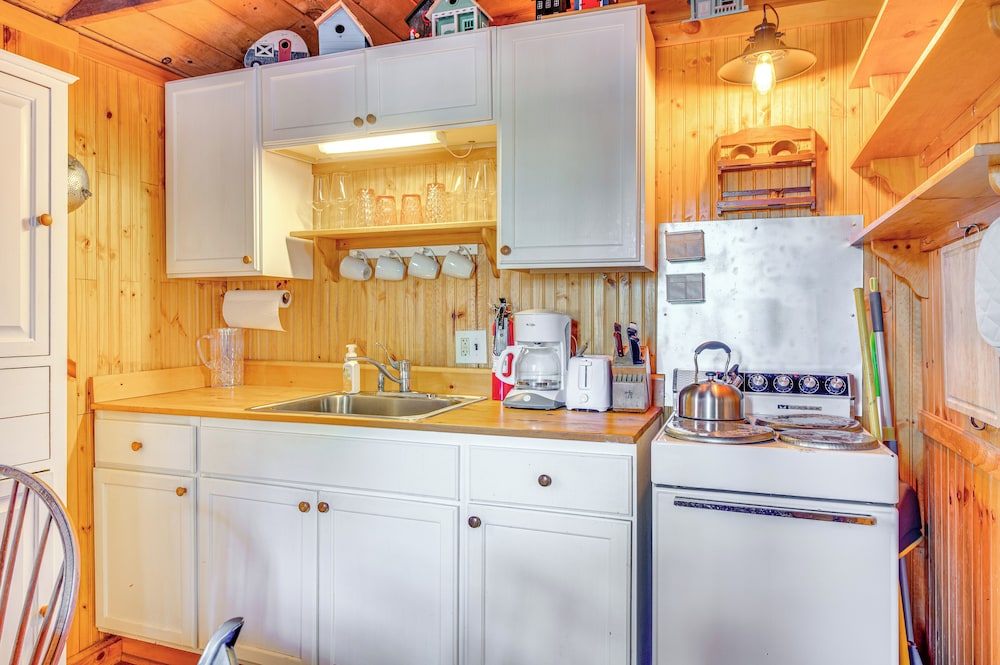 'camp Crescendo' Rustic Waterboro Cabin By Lake