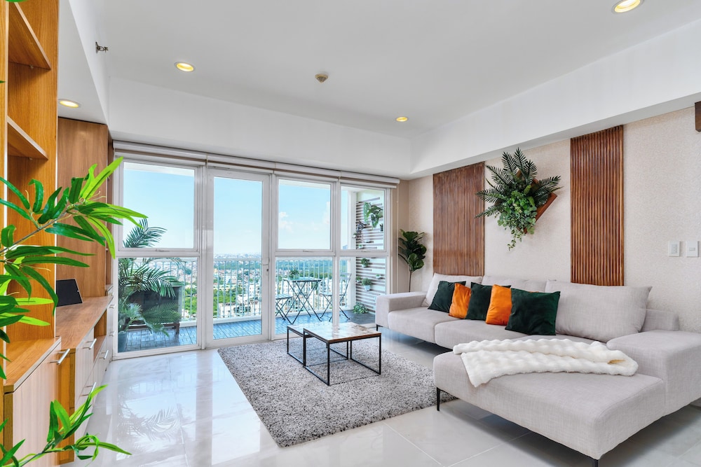 Luxe Suite With 180 Stunning City Views