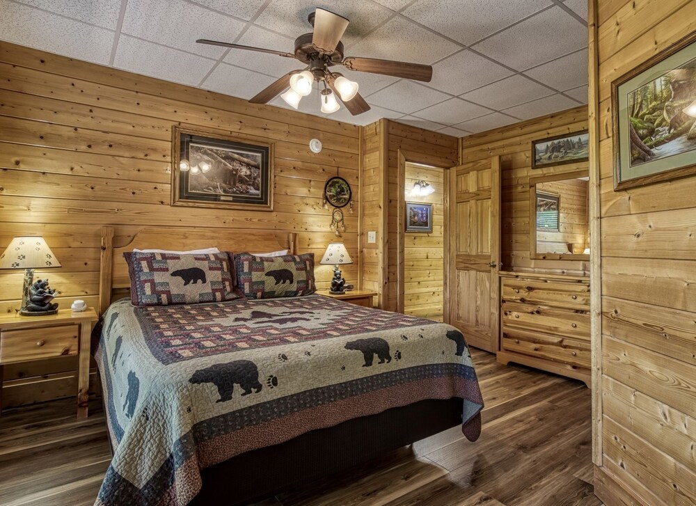 Ern849- Sweet Escape - Great Location! Close To Action! 4 Bedroom Cabin by RedAwning view 5