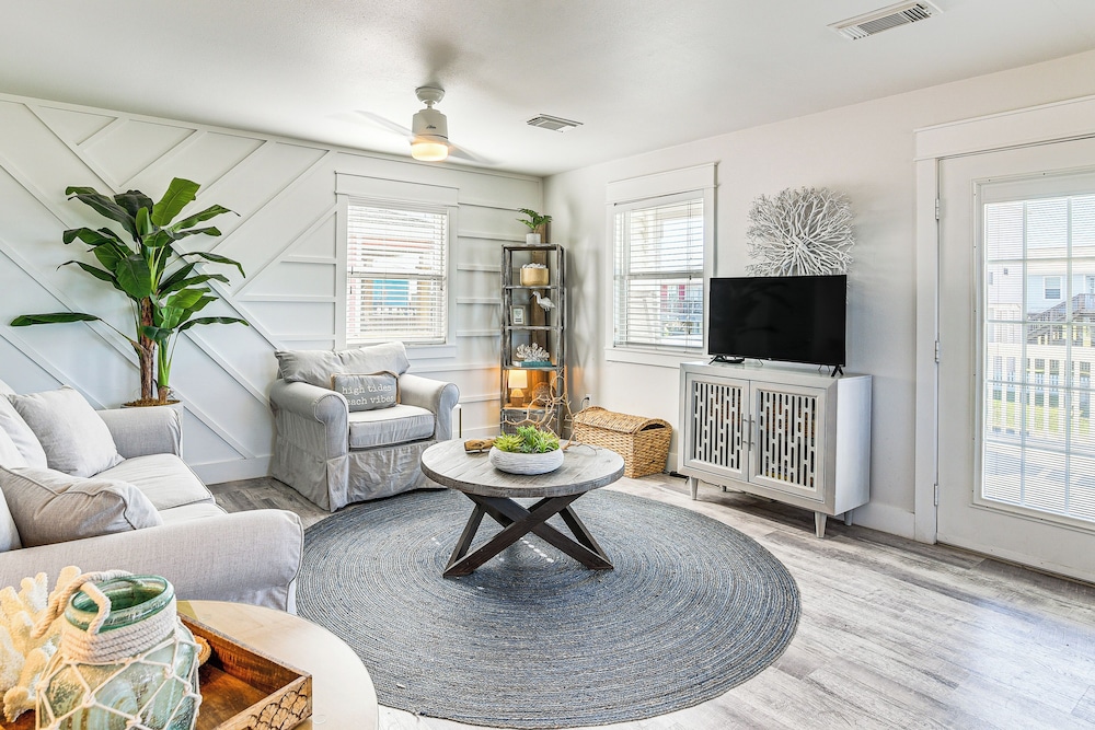 Modern Coastal Farmhouse: Walk to Surfside Beach!