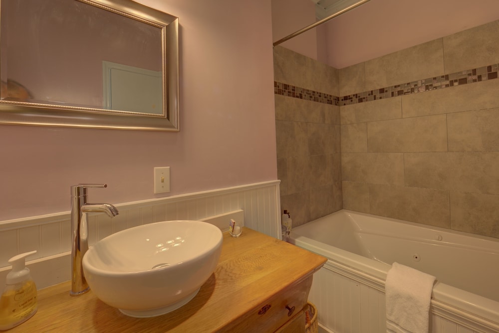 Ashland Vacations - Carlisle Garden Suites - Property Image 67