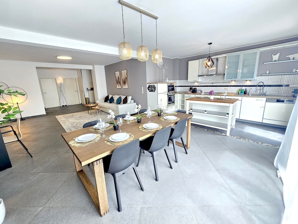 Well Appointed 2BR w terrace&parking