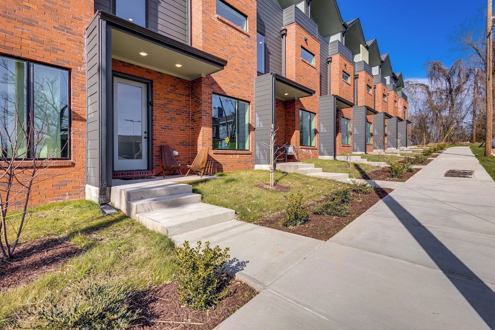 < 2 Mi to Dtwn: Modern Townhome in Knoxville