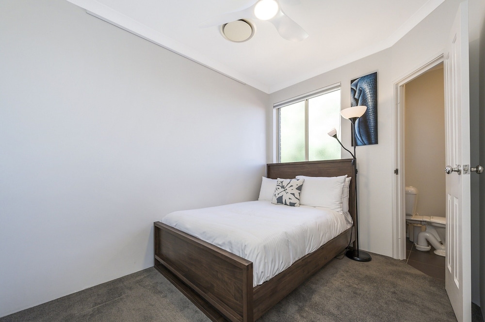 Stylish 3-bed Townhouse With Courtyard & BBQ