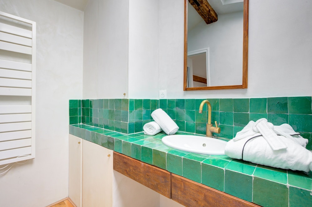 Cozy & Elegant Retreat Near Notre-Dame