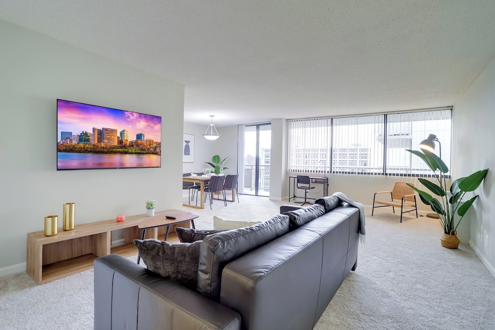Modern Spacious Apt Crystal City