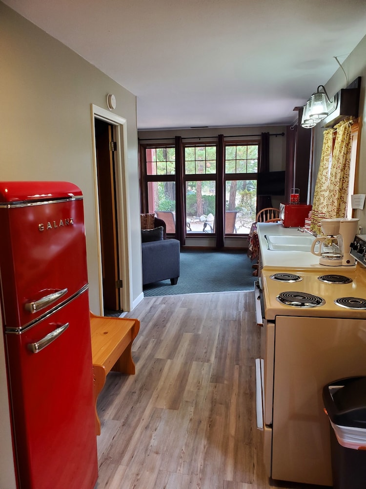 Swiftcurrent Lodge and Cottages by the River - Property Image 26