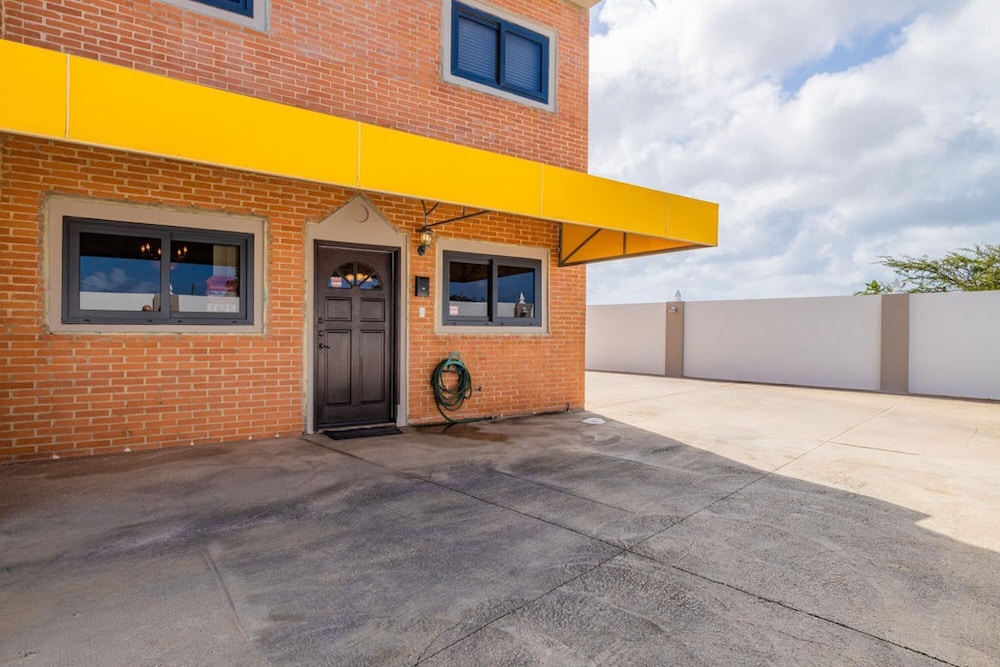 Cozy 3BR 2 5 BA Town Home Close to Beach w Pool