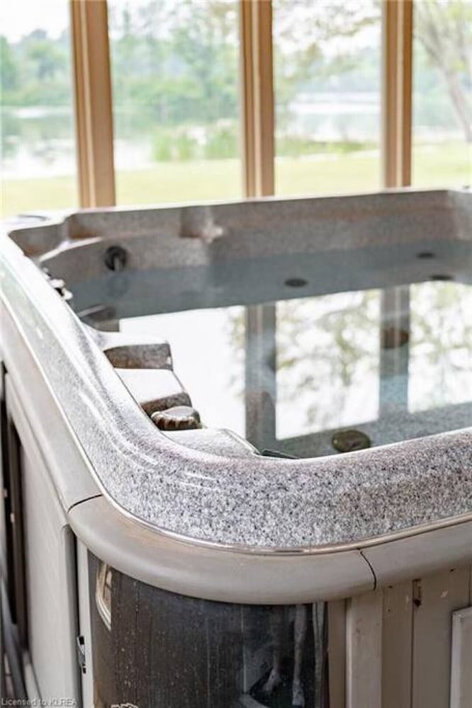 Pines Bay Waterfront Cottage With Hot tub