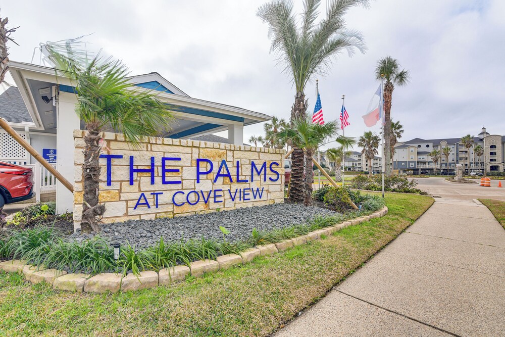 < 1 Mi to Beach: Galveston Condo w/ Fenced Patio