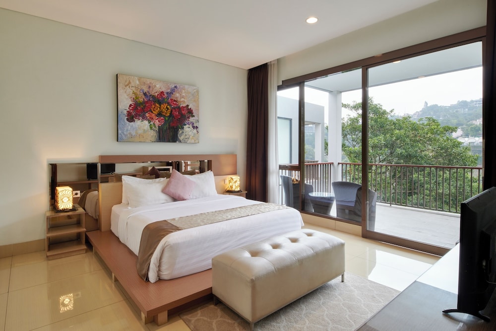 Mentari Hill View 8 BR heated pool and movie room