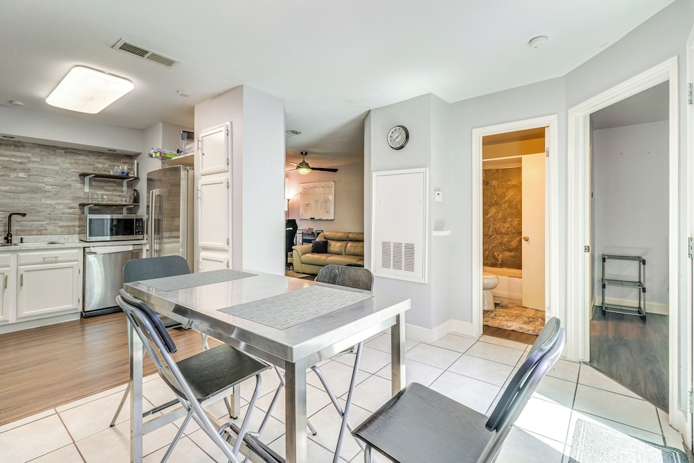 4 Mi to Dtwn: Gem w/ Pool Access & Patio in Austin