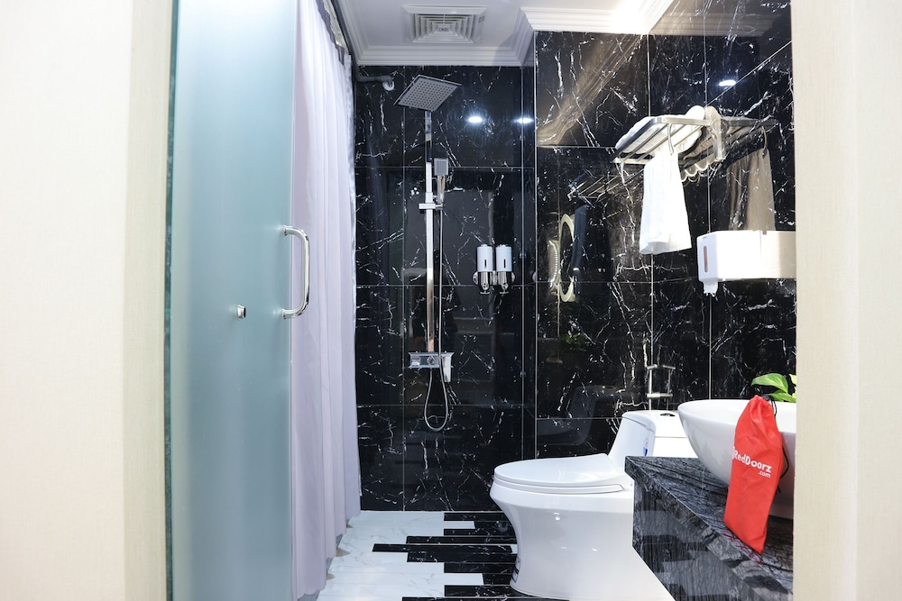RedDoorz Premium @ Nguyen Oanh Street