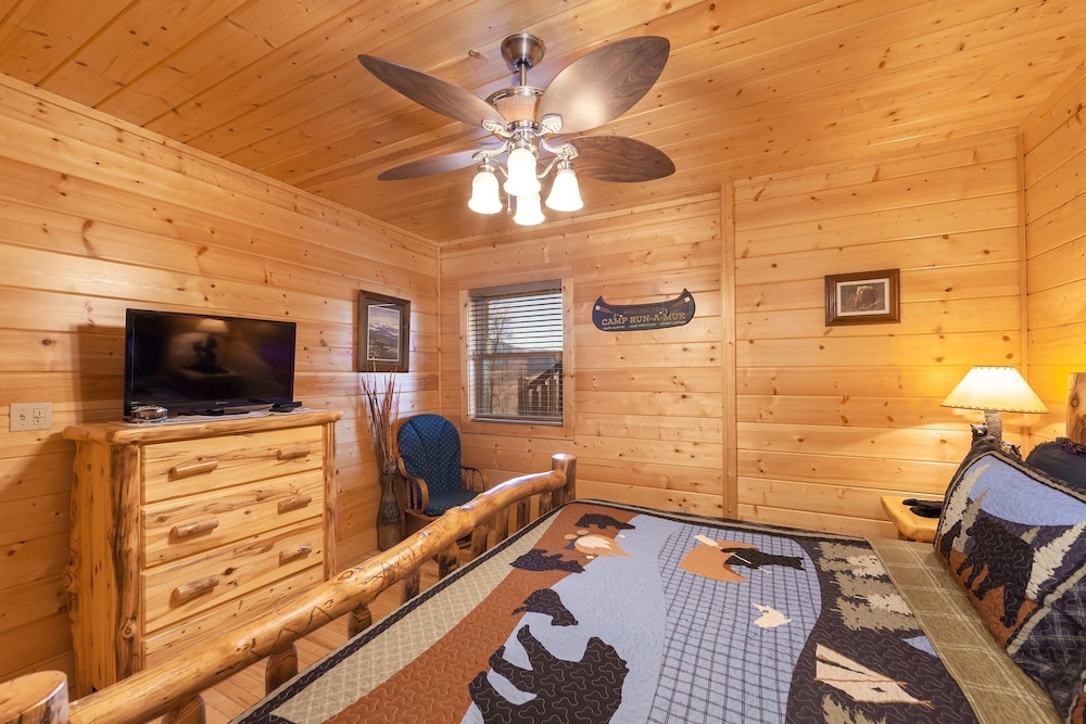 Heavenly Vista At Crown Point 4 Bedroom Cabin by RedAwning view 2