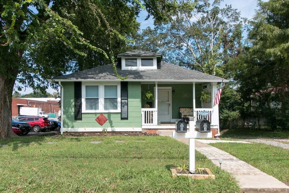 Clarksville Cottage on Crossland