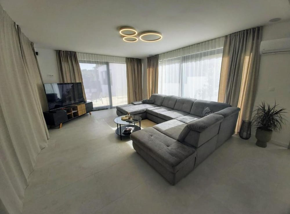 Sunset Villa Aves With Pool, Gym and Sauna