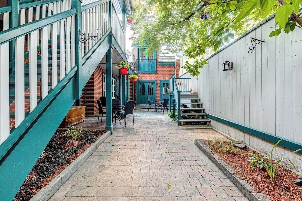 Beautiful Vieux Quebec 2 Bed Apt