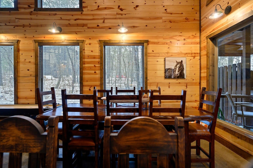 Cabin Vibe - Bunkroom - 3 King - Firepit - Shuffleboard